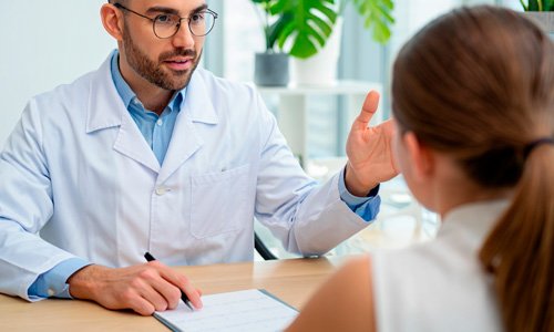 Женщина на консультации у врача